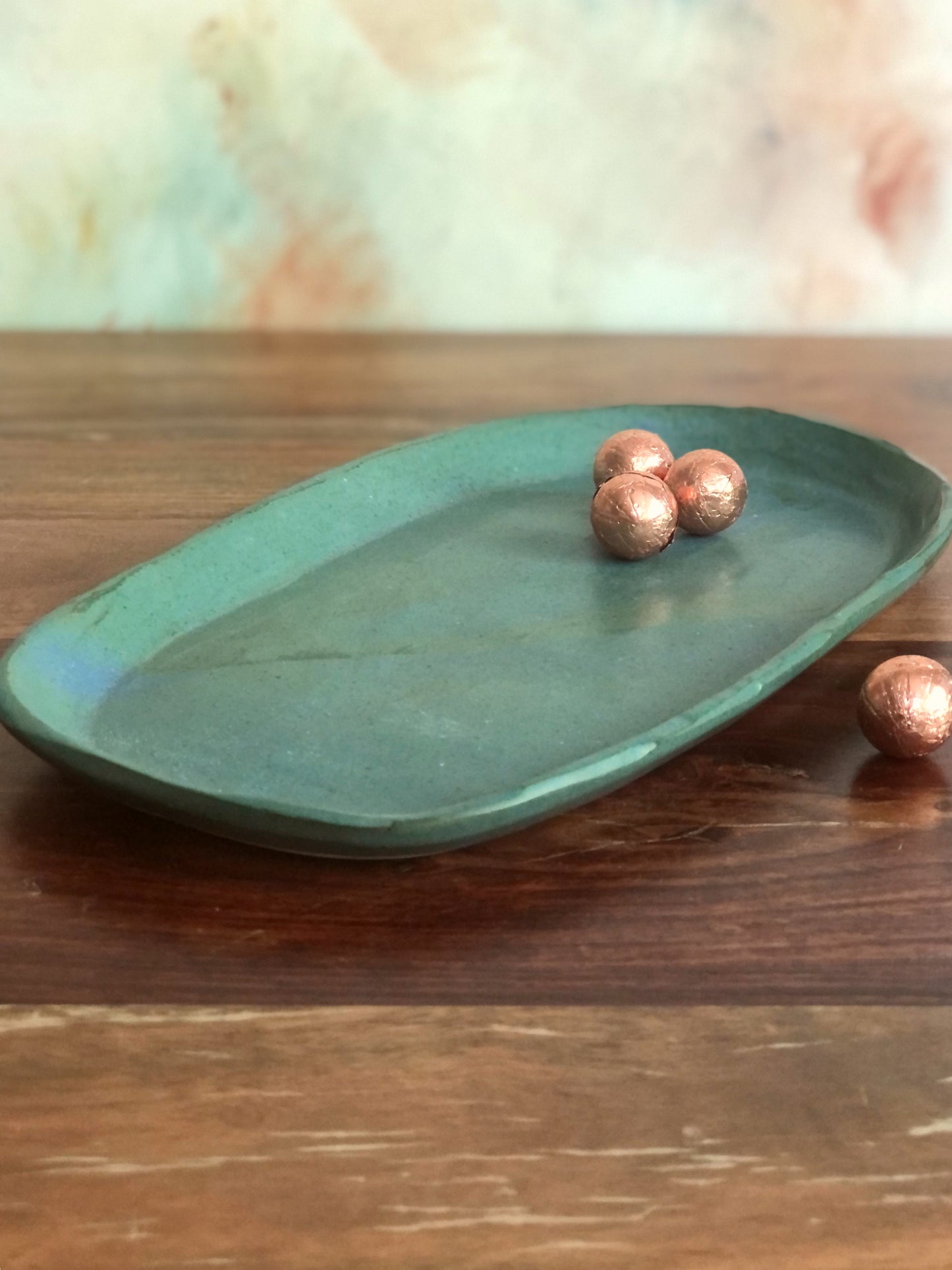 Rough faceted green oval plate